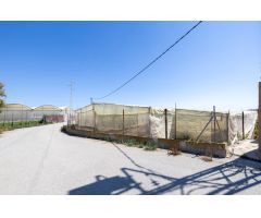 Finca de recreo con invernadero junto a la playa