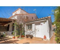 Bonita y soleada casa situada en Mas Mates una zona muy tranquila y cerca de Roses.