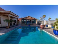 CAMPO INTERNACIONAL- CHALET de 3 niveles, Parcela de 690 m2, 6 dormitorios, piscina, bodega.