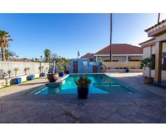 CAMPO INTERNACIONAL- CHALET de 3 niveles, Parcela de 690 m2, 6 dormitorios, piscina, bodega.