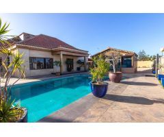 CAMPO INTERNACIONAL- CHALET de 3 niveles, Parcela de 690 m2, 6 dormitorios, piscina, bodega.