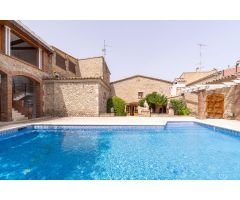 Tres increibles casas unidas por agradables patios y jardines en Sant Pere Pescador, Alto Ampurdán.