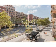 Amplio Piso de 4 Habitaciones con Terraza en Hostafrancs