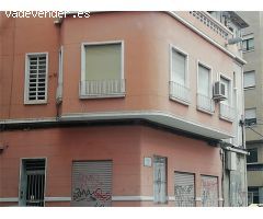 Casa en esquina con local comercial y terraza en Elche – ¡Vivienda y negocio en un solo lugar!