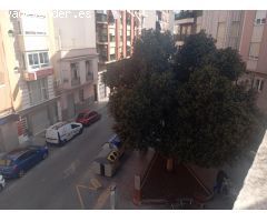 Casa en esquina con local comercial y terraza en Elche – ¡Vivienda y negocio en un solo lugar!
