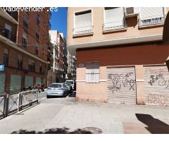Casa en esquina con local comercial y terraza en Elche – ¡Vivienda y negocio en un solo lugar!