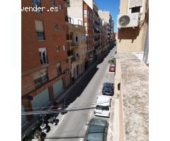 Casa en esquina con local comercial y terraza en Elche – ¡Vivienda y negocio en un solo lugar!