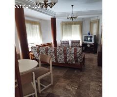 Casa en esquina con local comercial y terraza en Elche – ¡Vivienda y negocio en un solo lugar!