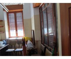 Casa en esquina con local comercial y terraza en Elche – ¡Vivienda y negocio en un solo lugar!