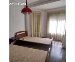 Casa en esquina con local comercial y terraza en Elche – ¡Vivienda y negocio en un solo lugar!