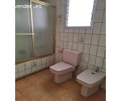 Casa en esquina con local comercial y terraza en Elche – ¡Vivienda y negocio en un solo lugar!