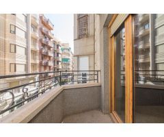 Te ofrecemos este céntrico piso en Camilo Flamarión con ascensor ideal para disfrutar del centro!!!!