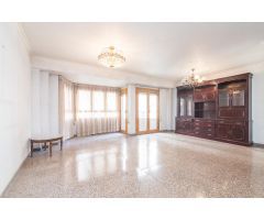 Te ofrecemos este céntrico piso en Camilo Flamarión con ascensor ideal para disfrutar del centro!!!!