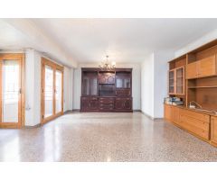 Te ofrecemos este céntrico piso en Camilo Flamarión con ascensor ideal para disfrutar del centro!!!!