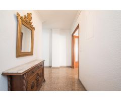 Te ofrecemos este céntrico piso en Camilo Flamarión con ascensor ideal para disfrutar del centro!!!!