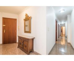 Te ofrecemos este céntrico piso en Camilo Flamarión con ascensor ideal para disfrutar del centro!!!!