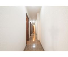 Te ofrecemos este céntrico piso en Camilo Flamarión con ascensor ideal para disfrutar del centro!!!!