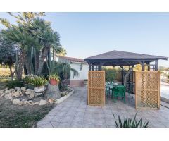 Te ofrecemos este lujoso chalet de 300 metros de casa con piscina y las mejores calidades....