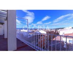Ático en venta con terraza y patio-galería en una sola planta en plena avenida Constitución Ibi