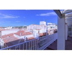 Ático en venta con terraza y patio-galería en una sola planta en plena avenida Constitución Ibi