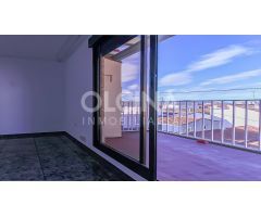Ático en venta con terraza y patio-galería en una sola planta en plena avenida Constitución Ibi