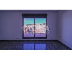 Ático en venta con terraza y patio-galería en una sola planta en plena avenida Constitución Ibi