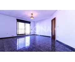 Ático en venta con terraza y patio-galería en una sola planta en plena avenida Constitución Ibi