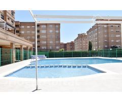 AMPLIO Y LUMINOSO EN RESIDENCIAL CON JARDÍN, GARAJE Y PISCINA