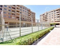 AMPLIO Y LUMINOSO EN RESIDENCIAL CON JARDÍN, GARAJE Y PISCINA