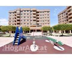 AMPLIO Y LUMINOSO EN RESIDENCIAL CON JARDÍN, GARAJE Y PISCINA