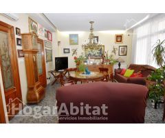 CASA SEMIREFORMADA CON GARAJE Y DOS TERRAZAS, EN EL CENTRO