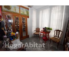 CASA SEMIREFORMADA CON GARAJE Y DOS TERRAZAS, EN EL CENTRO