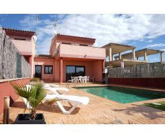 Chalet adosado con piscina y almacen en Riumar, a pocos minutos del mar
