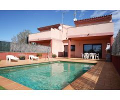 Chalet adosado con piscina y almacen en Riumar, a pocos minutos del mar