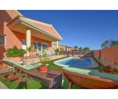 Moderna y acogedora casa con piscina privada en Riumar