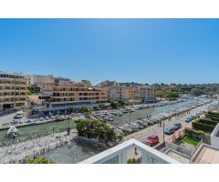 Edificio con vistas al puerto de Porto Cristo