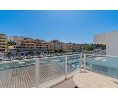 Edificio con vistas al puerto de Porto Cristo