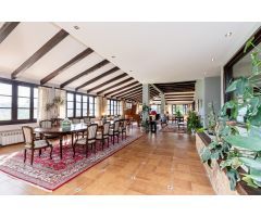 Propiedad singular en Arenas de San Pedro con gran terraza, vivienda reformada y local con garajes