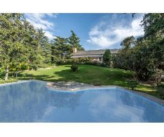 ^**^CHALET INDEPENDIENTE EXCLUSIVO CON JARDÍN DE ENSUEÑO, PISCINA Y OPCIÓN DE DESARROLLO URBANÍSTICO