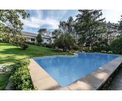 ^**^CHALET INDEPENDIENTE EXCLUSIVO CON JARDÍN DE ENSUEÑO, PISCINA Y OPCIÓN DE DESARROLLO URBANÍSTICO