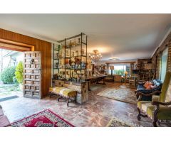 ^**^CHALET INDEPENDIENTE EXCLUSIVO CON JARDÍN DE ENSUEÑO, PISCINA Y OPCIÓN DE DESARROLLO URBANÍSTICO