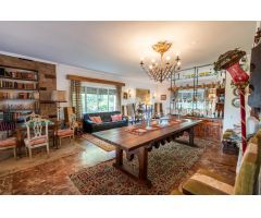 ^**^CHALET INDEPENDIENTE EXCLUSIVO CON JARDÍN DE ENSUEÑO, PISCINA Y OPCIÓN DE DESARROLLO URBANÍSTICO