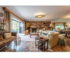 ^**^CHALET INDEPENDIENTE EXCLUSIVO CON JARDÍN DE ENSUEÑO, PISCINA Y OPCIÓN DE DESARROLLO URBANÍSTICO