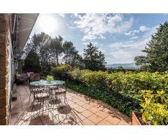 ^**^CHALET INDEPENDIENTE EXCLUSIVO CON JARDÍN DE ENSUEÑO, PISCINA Y OPCIÓN DE DESARROLLO URBANÍSTICO