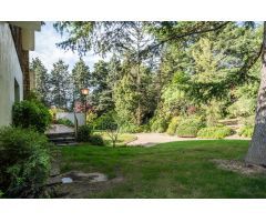 ^**^CHALET INDEPENDIENTE EXCLUSIVO CON JARDÍN DE ENSUEÑO, PISCINA Y OPCIÓN DE DESARROLLO URBANÍSTICO
