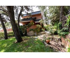 Chalet independiente de casi 400m² en urbanización exclusiva con piscina junto Colonia Torrelodones