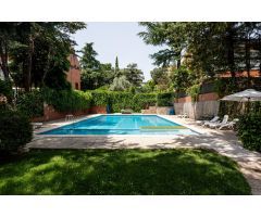 Chalet independiente de casi 400m² en urbanización exclusiva con piscina junto Colonia Torrelodones