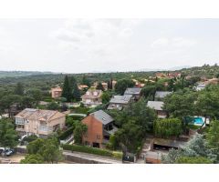 Chalet independiente de casi 400m² en urbanización exclusiva con piscina junto Colonia Torrelodones