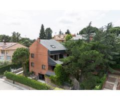 Chalet independiente de casi 400m² en urbanización exclusiva con piscina junto Colonia Torrelodones