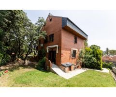 Chalet independiente de casi 400m² en urbanización exclusiva con piscina junto Colonia Torrelodones